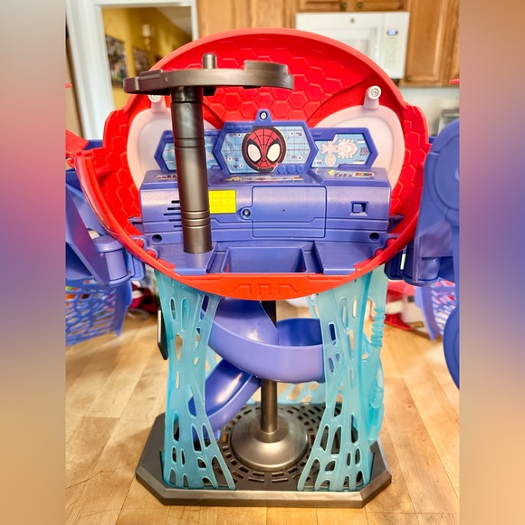 Marvel Spidey and His Amazing Friends Marvel Web-Quarters Playset with Lights - Picture 5 of 6